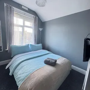 Guest house Shirley House 6, Guest House, Self Catering, Self Check In With Smart Locks, Use Of Fully Equipped Kitchen, Close To Centre, Ideal For Longer Stays, Excellent Transport Links